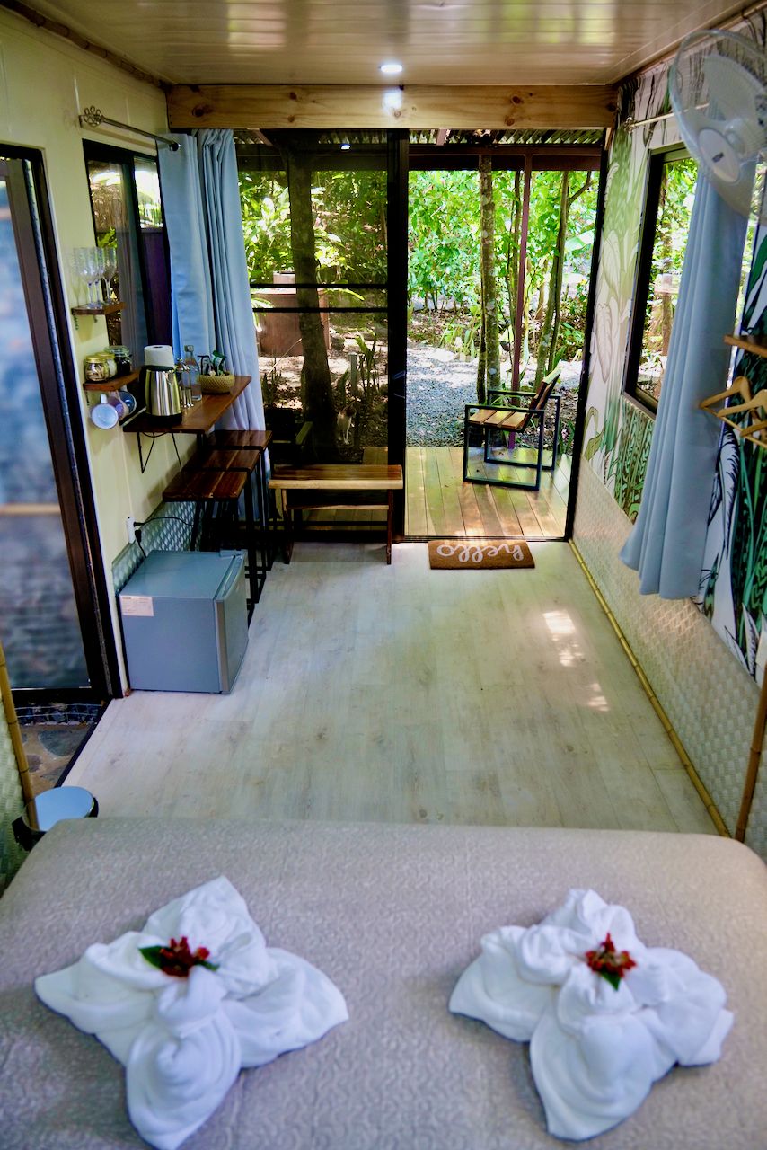 Una habitación con cama, escritorio y vista al exterior.