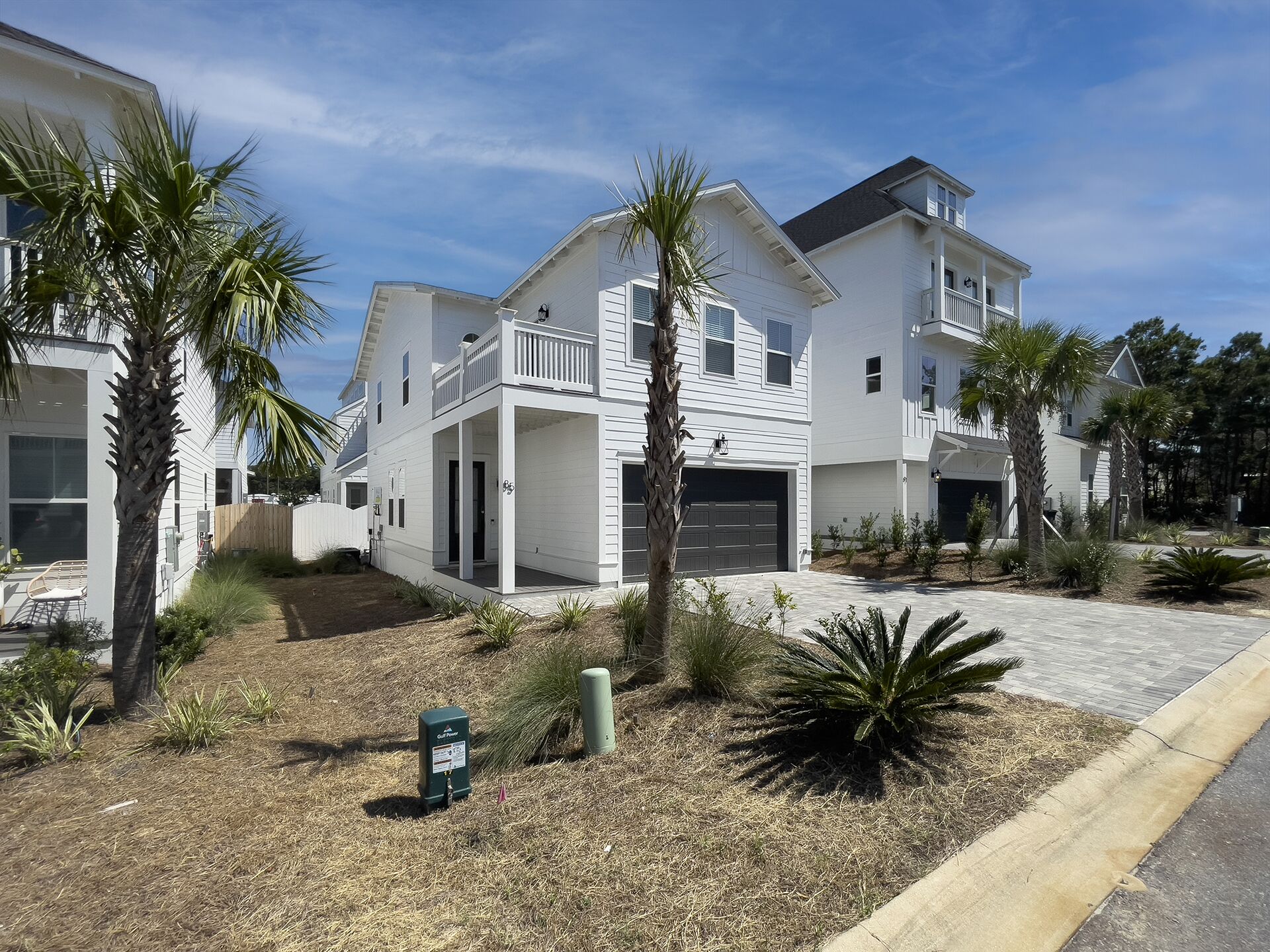 Quiet Neighborhood. Half mile to the beach, one mile to 30A! Book Labor Day!