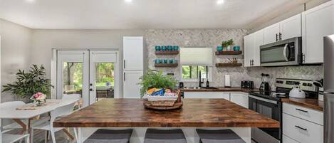 Een koelkast, een microgolfoven, een oven, een kookplaat