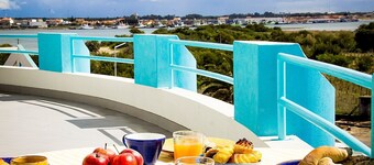 Apartamento com Dois Quartos e Piscina em Condomínio Privado. A 10 Min. da Praia