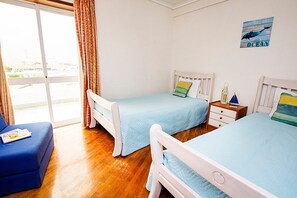 2 bedrooms, desk, soundproofing, iron/ironing board - Apartamento com Dois Quartos e Piscina em Condomínio Privado. A 10 Min. da Praia (Praia da Barra)