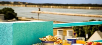 Apartamento com Dois Quartos e Piscina em Condomínio Privado. A 10 Min. da Praia