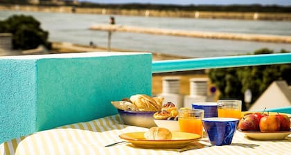 Apartamento com Dois Quartos e Piscina em Condomínio Privado. A 10 Min. da Praia