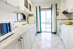 Fridge, microwave, oven, stovetop - Apartamento com Dois Quartos e Piscina em Condomínio Privado. A 10 Min. da Praia (Praia da Barra)