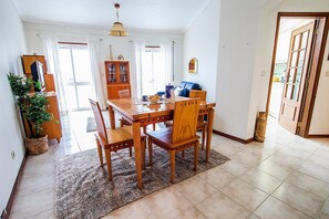 Dining - Apartamento com Dois Quartos e Piscina em Condomínio Privado. A 10 Min. da Praia (Praia da Barra)