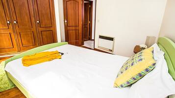 2 bedrooms, desk, soundproofing, iron/ironing board