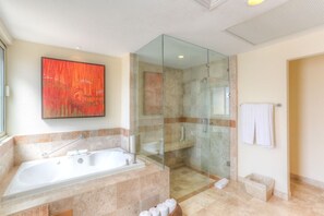 Badewanne, Whirlpool, Haartrockner, Handtücher