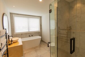 Een haardroger, handdoeken