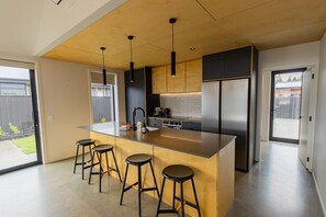 Fridge, microwave, oven, stovetop - Cedar Peaks, Twizel. (Twizel)