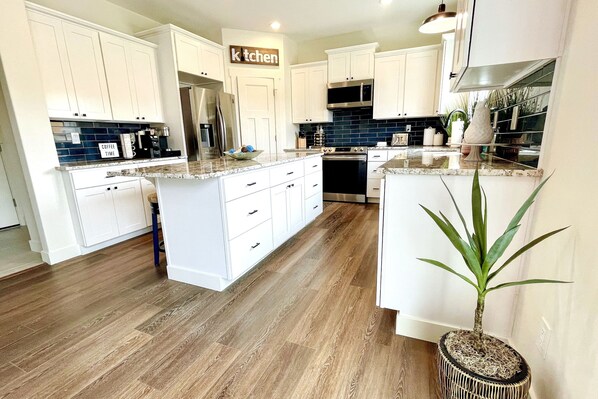 Refrigerador, microondas, horno y parrilla de estufa 