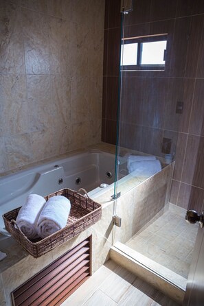 Junior-Zimmer | Hochwertige Bettwaren, Minibar, Zimmersafe, individuell dekoriert
