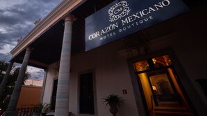 A hotel entrance with a sign reading "CORAZÓN MEXICANO HOTEL BOUTIQUE". - Hotel Boutique Corazón Mexicano (Guanajuato)