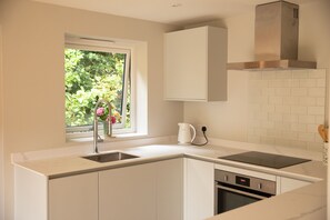 Jääkaappi, mikroaaltouuni, uuni, liesi