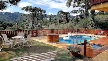 Piscina externa, espreguiçadeiras