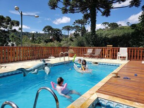 Alberca al aire libre y camastros 