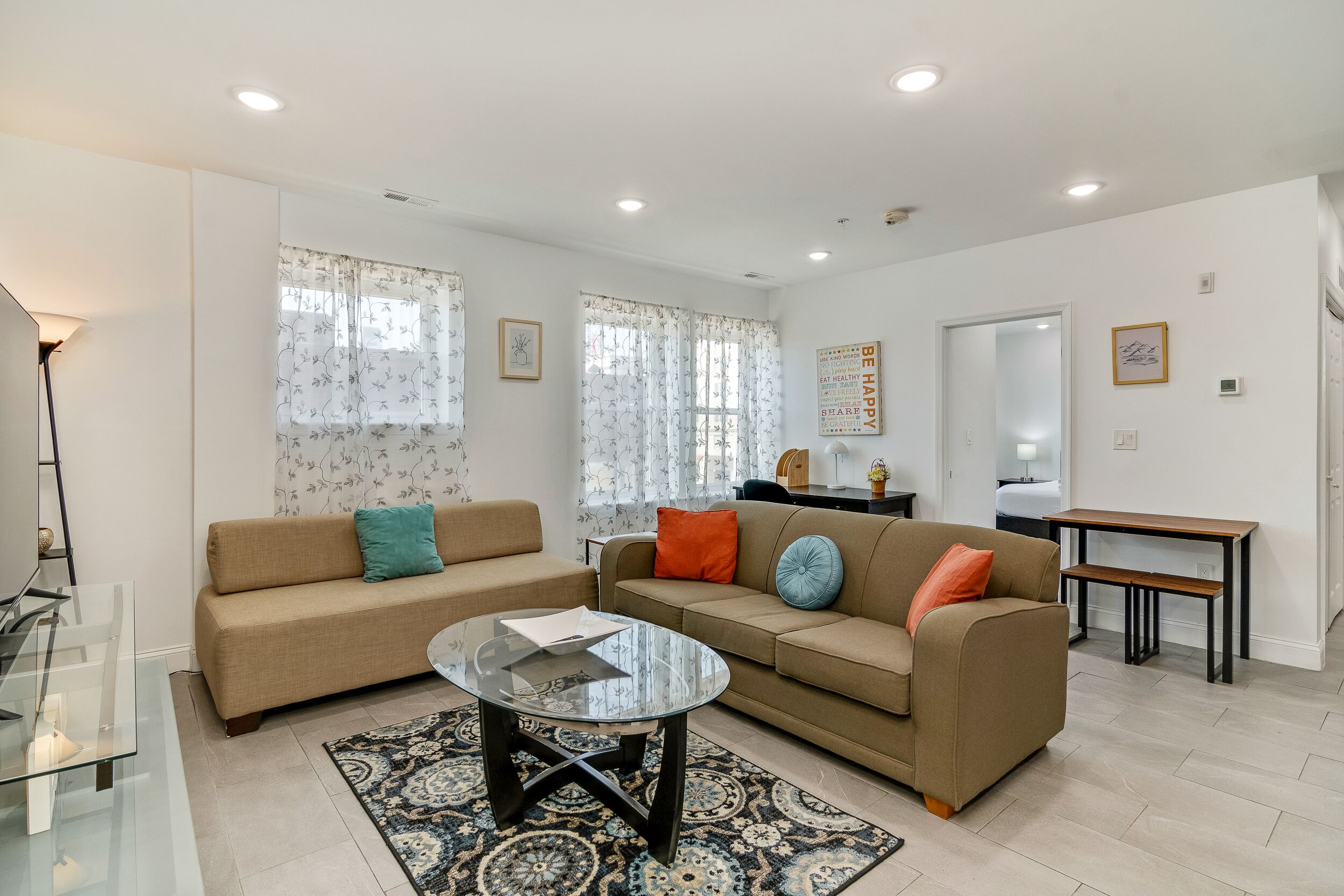 Lovely, Bright, Spacious 1 BD near Temple/ The MET/w elevator