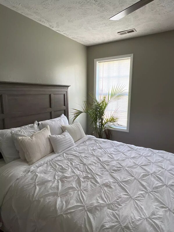 1 habitación, tabla de planchar con plancha, wifi gratis y ropa de cama