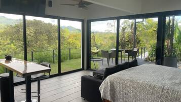 Panoramic-Studiosuite, KĂŒche, Bergblick | Betten mit Memory-Foam-Matratzen, Zimmersafe, individuell dekoriert