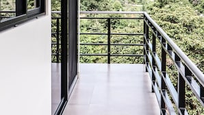A balcony with a view of a mountainous landscape. - Villa Costa Pura Vida (Ciudad Cortés)