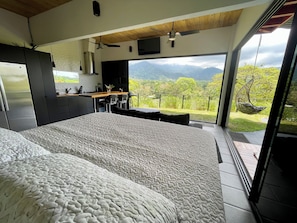 Suite estudio panorámica, cocina, vista a la montaña | Camas con efecto memoria y caja de seguridad en la habitación 