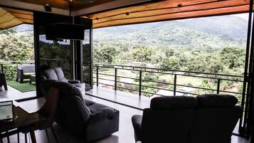 Panoramic-Villa | Wohnbereich | 42-Zoll-Flachbildfernseher mit Kabelempfang, Fernseher