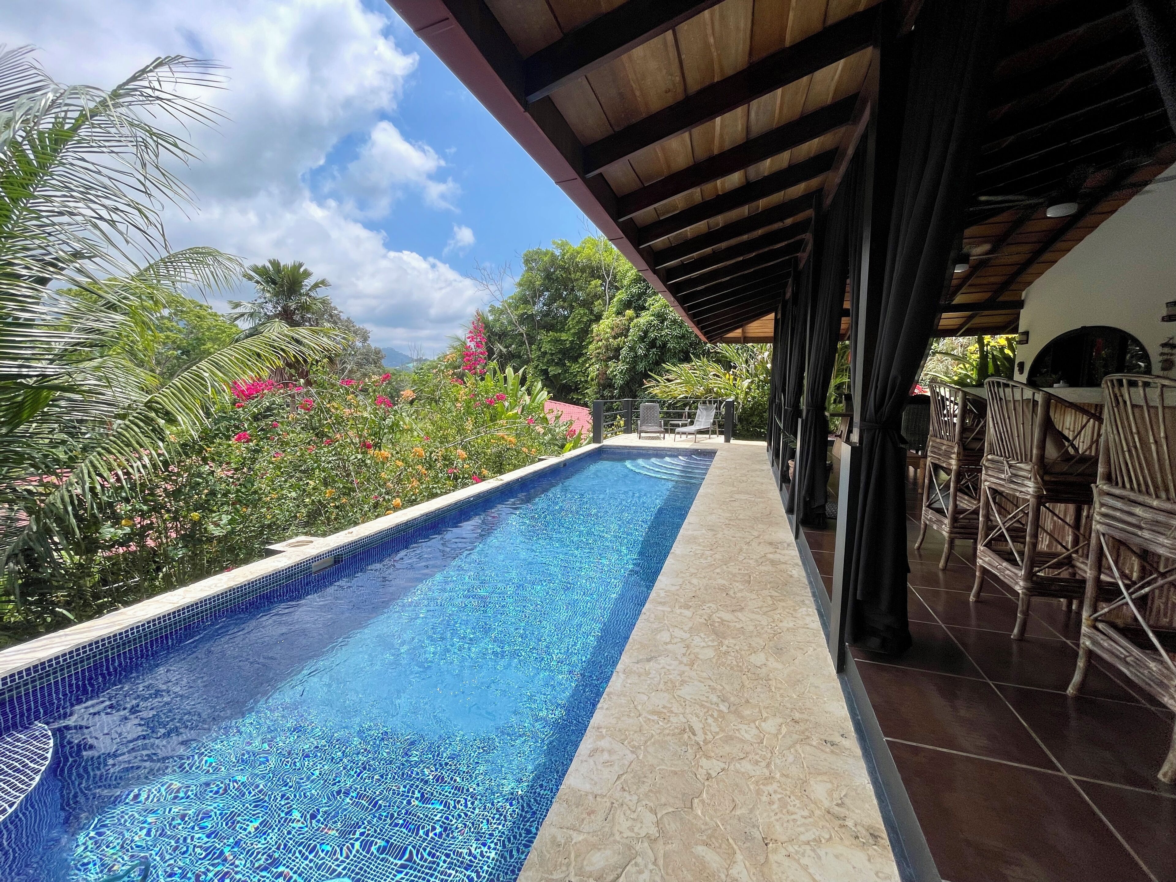 Superior-Villa | Wohnbereich | 42-Zoll-Flachbildfernseher mit Kabelempfang, Fernseher