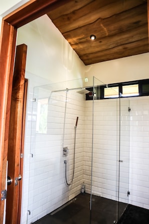 Villa Panoramique | Salle de bain | Douche, douche à « effet pluie », sèche-cheveux, serviettes fournies