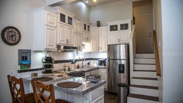 Réfrigérateur, micro-ondes, four, plaque de cuisson