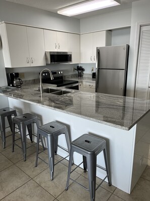 Kjøleskap, mikrobølgeovn, ovn og kokeplater