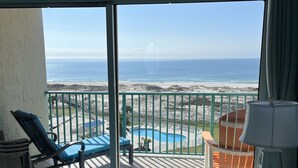 Un balcón con vista a la playa y al océano.