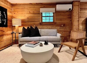 Una Smart TV, una chimenea, un reproductor estéreo, una oficina