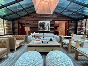 Una Smart TV, una chimenea, un reproductor estéreo, una oficina