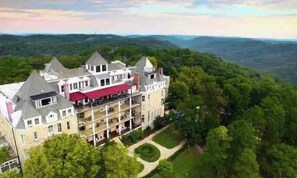 Exterior - Stunning & Secluded Glass Cabin/8 min to Town (Eureka Springs)