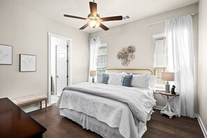 3 habitaciones, escritorio y tabla de planchar con plancha 