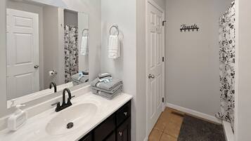 Badekar, hårtørrer, håndklæder, Sæbe