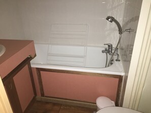 Combined shower/tub, towels, toilet paper