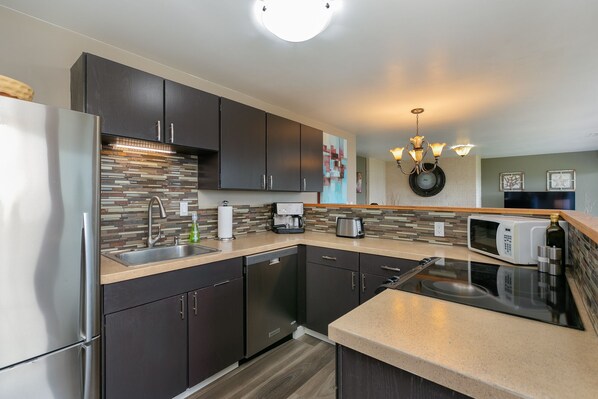Fridge, microwave, oven, stovetop - Expansive Views of Puget Sound close to Ballard (Seattle)