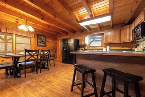 Dining - Pigeon Forge Cabin /Game Room/Dog Friendly/Hot Tub (Pigeon Forge)