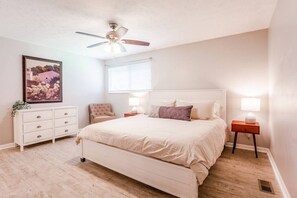 3 slaapkamers, bedden met traagschuimmatras, een bureau