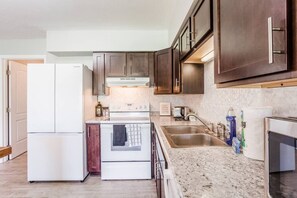 Een koelkast, een magnetron, een oven, een kookplaat