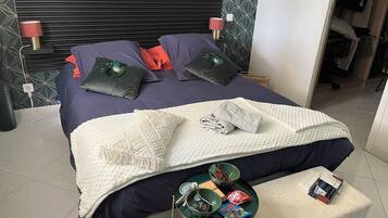 2 Schlafzimmer, Schreibtisch, Bügeleisen/Bügelbrett, Reisekinderbett