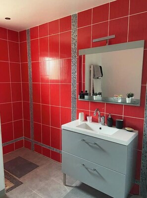 Dusche, Haartrockner, Handtücher, Seife