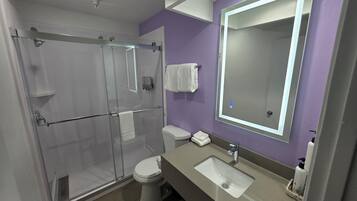 City Single Queen Room | Bathroom