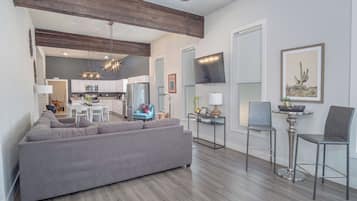 Ferienhaus (3 Bedrooms) | Wohnbereich | 50-Zoll-Fernseher mit Digitalempfang