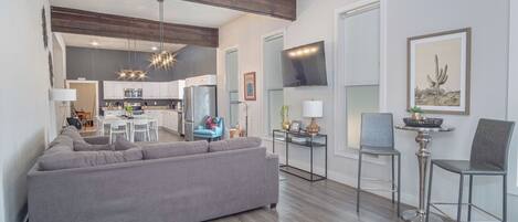 Casa (3 Bedrooms) | Área de sala de estar | Televisión de 50 pulgadas con canales digitales