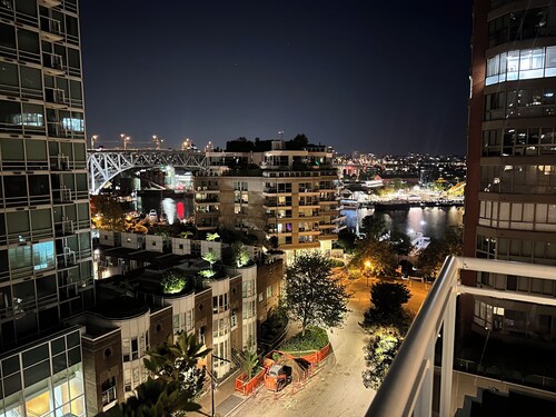 Penthouse with 3 decks w/ water views on Beach /Seawall