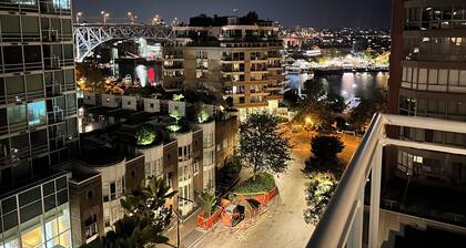 Penthouse with 3 decks w/ water views on Beach /Seawall