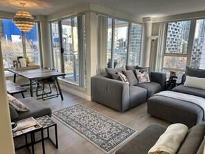 Smart-TV, Kamin, Bücher, Stereoanlage