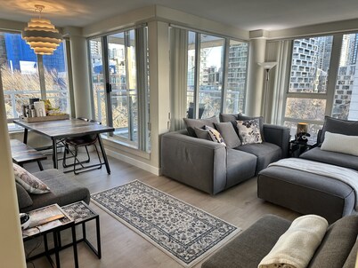 Penthouse with 3 decks w/ water views on Beach /Seawall