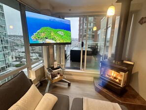 Smart TV, fireplace, books, stereo - Penthouse with 3 decks w/ water views on Beach /Seawall (Vancouver)